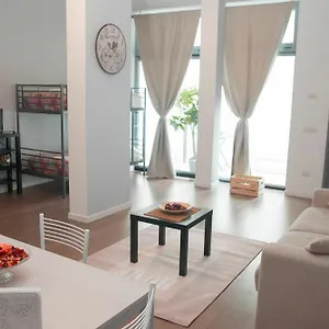 Apartament Red Line, Mediolan